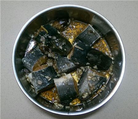 Cá trê kho tiêu lốp