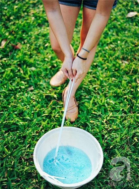 Cách làm bong bóng xà phòng khổng lồ chơi cùng bé yêu