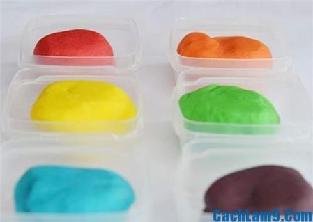 Cách làm đất nặn từ bột mì đơn giản giúp bé chơi an toàn