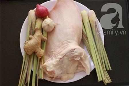 Cách làm tai heo xào sả ớt giòn ngon sần sật