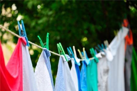 Cách tẩy trắng quần áo bị phai màu đơn giản, không độc hại