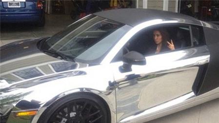 Cô Kim “siêu vòng 3” mượn siêu xe dạo phố