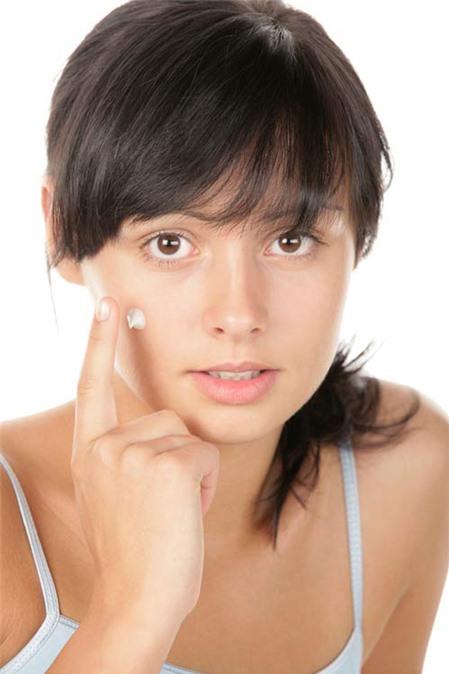 Thuốc mỡ tra mắt Tetracyclin trị được mụn trứng cá?