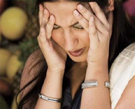 Đầu rất đau mỗi khi cúi xuống là bệnh gì, AloBacsi ơi?